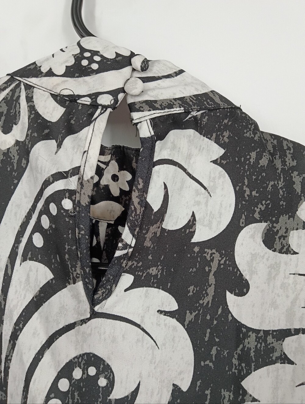 Black & White Sleeveless Floral Print Blouse - Picture 5 of 5